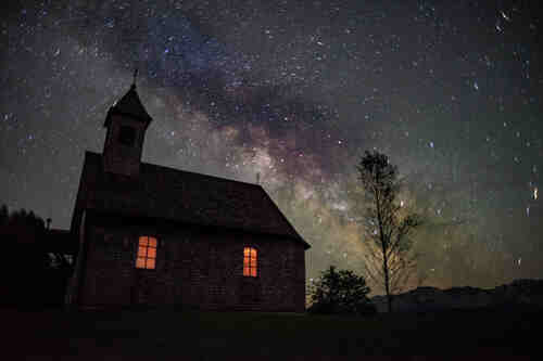 Ungetrübter Nachthimmel hinter der Gahbergkapelle in Weyregg