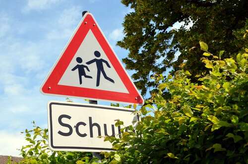 Straßenschild Achtung Schule