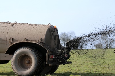 Güllefass an Traktor