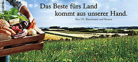 Ein Mann hält eine Kiste mit verschiedenen Lebensmitteln in der Hand, hinter ihm sind Wälder, Felder und Wiesen sichtbar. Slogan: Das Beste fürs Land kommt aus unserer Hand - Ihre Oö. Bäuerinnen und Bauern