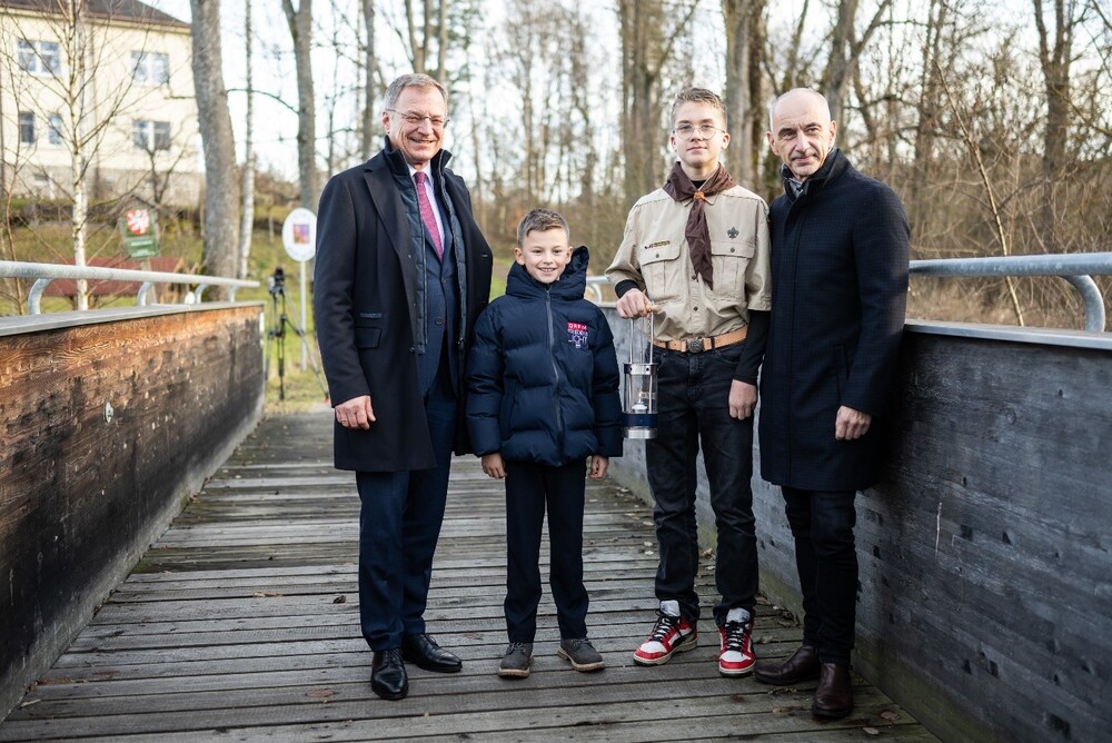 LH Stelzer und KH Kuba bei der Friedenslichtübergabe am Grenzübergang 