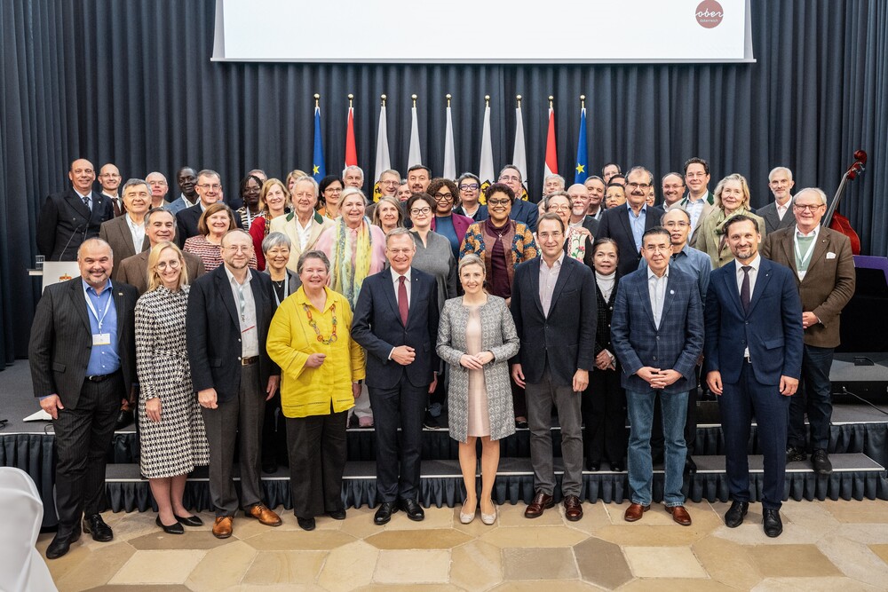 LH Stelzer und BM Raab mit der diplomatischen Delegation im Steinernen Saal des Linzer Landhauses 