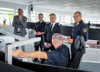 Fünf Personen in einem Großraumbüro, unter ihnen stehend Landesrat Dr. Wolfgang Hattmannsdorfer, alle schauen auf einen Computerbildschirm, auf den ein Polizeibeamter deutet