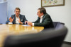 Landesrat Stefan Kaineder und Oliver Krischer sitzend im Gespräch an einem Besprechungstisch