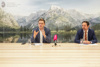 Umwelt- und Klima-Landesrat Stefan Kaineder und Christian Hammermüller (Leiter Wirtschaftsrecht beim Land OÖ) erklären die Notwendigkeit einer behördlichen Höchstpreisfestsetzung für alle Fernwärmeanbieter in Oberösterreich.