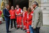 Landeshauptmann Mag. Thomas Stelzer im Gespräch mit fünf Personen in Rotkreuz-Uniformen vor dem Durchgang zum Landhaus Linz