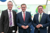 Walter Bostelmann (Geschäftsführer Kellner & Kunz), Wirtschafts-Landesrat Markus Achleitner und Bürgermeister Andreas Rabl (Wels) stehen nebeneinander. 