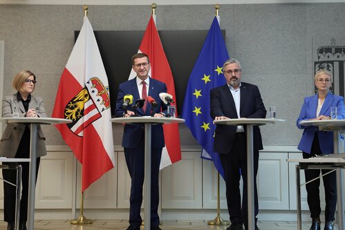 Iris Schmidt, Landesgeschäftsführerin des AMS OÖ, Wirtschafts-Landesrat Markus Achleitner, Andreas Stangl, Präsident der Arbeiterkammer OÖ, und Doris Hummer, Präsidentin der Wirtschaftskammer OÖ, bei der Pressekonferenz.