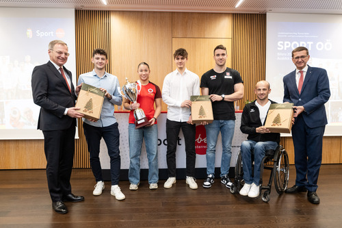 Landeshauptmann Mag. Thomas Stelzer, Moritz Bachmann (HC Linz AG Handball), Claire Pröll (UJZ Mühlviertel, Judo), Jonathan Oschgan (Eishockey, Växjö Lakers), Bernhard Reitshammer (ASV Linz, Schwimmen), Florian Brungraber (Para-Triathlon, Silbermedaillengewinner von Paris 2024), Wirtschafts- und Sport-Landesrat Markus Achleitner (von links)