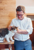 Landesrat Mag. Michael Lindner streichelt eine Katze, die neben ihm auf einem Tisch steht