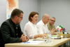 Andreas Höllbacher, Landesrätin Michaela Langer-Weninger, Helmut Slazek und Franz Waldenberger sitzen nebeneinander an einem Konferenztisch mit Mikrofonen