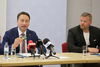 Landeshauptmann-Stv. Dr. Manfred Haimbuchner und Simon Ertl sitzen an einem Tisch bei der Pressekonferenz, davor stehen Mikrofone.