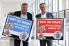 Landesrat für Infrastruktur Günther Steinkellner und der Vorsitzende des OÖ. Landesabfallverbands Bürgermeister Roland Wohlmuth präsentieren auf Plakaten die Kampagne „Wirf nix raus“.