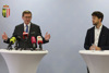 Landesrat Markus Achleitner und DI Michael Resch, Abteilung Raumordnung des Amtes der OÖ. Landesregierung, bei Stehtischen während der Pressekonferenz.