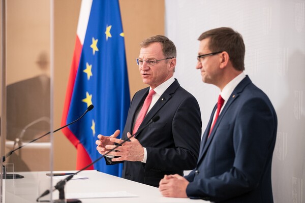 Landeshauptmann Thomas Stelzer und Wirtschaftslandesrat Markus Achleitner bei einer Pressekonferenz im Linzer Landhaus.