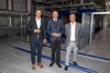 Christian Schäfer, Landesrat Markus Achleitner und Alfred Mittermaier stehen nebeneinander in einer Betriebshalle