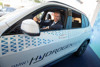 Wirtschafts- und Energie-Landesrat Markus Achleitner sitzt in einem weißen Auto; die rechte Hand hat er am Steuer.