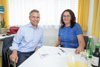 Landesrat Dr. Wolfgang Hattmannsdorfer und Remiza Traubenek sitzen in einem Büroraum an einem Tisch