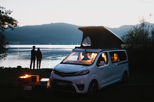 Campingbus auf einem Stellplatz am See, Abendstimmung