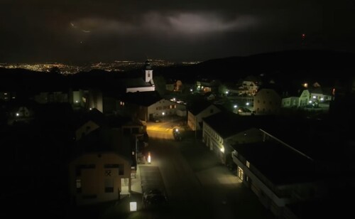 Ortschaft bei Nacht aus der Vogelperspektive, angepasste Straßenbeleuchtung