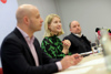 Mag. Martin Hajart, Landeshauptmann-Stellvertreterin Mag.a Christine Haberlander und Bernd Schützeneder sitzen nebeneinander an einem Konferenztisch
