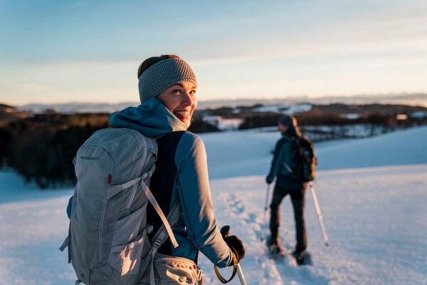 Schneeschuhwanderer in winterlicher Mühlviertler Landschaft