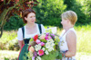Landesrätin Michaela Langer-Weninger im Gespräch mit Yvonne Holzner, die einen großen Blumenstrauß in Händen hält