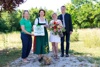 Martina Anzengruber, Landesrätin Michaela Langer-Weninger, Yvonne Holzner mit großem Blumenstraß und Wolfgang Eder stehen nebeneinander in einem Garten