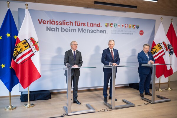 Nach der LH-Konferenz stellten sich die Landeshauptmänner (v. l.) Wilfried Haslauer (Salzburg), Thomas Stelzer (OÖ) und Bürgermeister Michael Ludwig (Wien) den Fragen der Presse. 