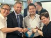 Landesrat Hattmannsdorfer und Verantwortliche der Universität Manila zeigen gemeinsam auf einen Globus.