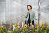 Landesrätin Michaela Langer-Weninger spricht stehend in ein Mikrofon, vor ihr eine Blumenrabatte