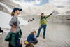 Landesrat Stefan Kaineder mit mehreren Jugendlichen an einem Eissee in felsiger Hochgebirgslandschaft 