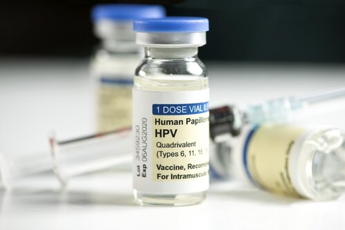 Mehrere Impfdosen der HPV Impfung mit Spritze