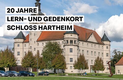 Außenansicht von Schloss Hartheim, Beschriftung 20 Jahre Lern- und Gedenkort Schloss Hartheim