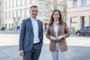 Landesrat Dr. Wolfgang Hattmannsdorfer und Jugend-Staatssekretärin Claudia Plakolm stehen nebeneinander auf einem städtischen Platz