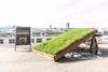 Das von der Stadtwerkstatt (STWST) zur Verfügung gestellte Exponat „SCHWIMMENDE WILDWUCHSELEMENTE“. Zu sehen ist ein Rasen in einem Holzrahmen auf dem Dach des Museums.