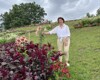 Landesrätin Michaela Langer-Weninger steht auf einem mit Blumenrabatten geschmückten Hang
