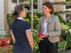 Landesrätin Michaela Langer-Weninger im Gespräch mit einer Verkäuferin vor einem Gemüsestand