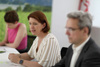 Landesrätin Michaela Langer-Weninger und Dr. Franz Sinabell sitzen nebeneinander an einem Konferenztisch, im Hintergrund eine weitere Person