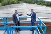 Wirtschafts- und Energie-Landesrat Markus Achleitner (r.) und DI (FH) Ekkehard Pichler (l.), Geschäftsführer des Ziegelwerk Pichler in Aschach, vor der neuen PV-Anlage auf dem Dach der Lehmlagerhalle des Unternehmens.