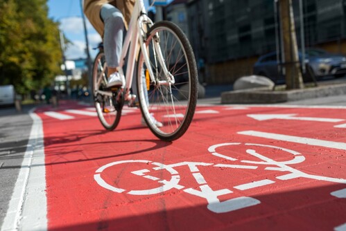 Radfahrerin auf einem als Radweg markierten Straßenstreifen