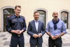 Der Leiter der Linzer Jugendkontaktbeamten Michael Maurer, LR Hattmannsdorfer und Kenan Güngör stehen nebeneinander vor einem Gebäude.