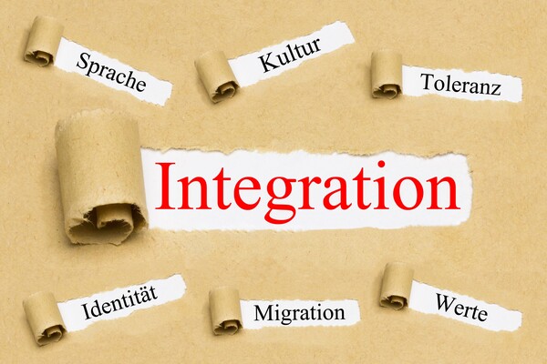 Unter einem Papier werden die Schlagworte Integration, Sprache, Kultur, Toleranz, Identität, Migration und Werte sichtbar