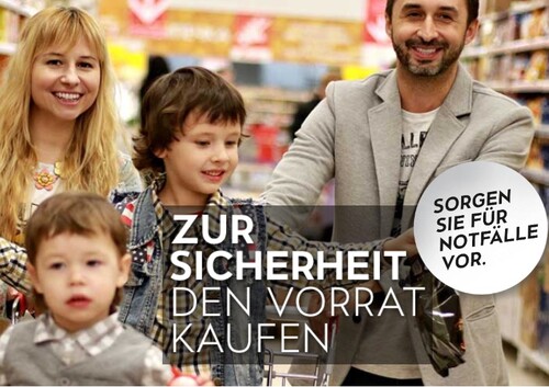 Familie in einem Supermarkt, Beschriftung: Zur Sicherheit den Vorrat kaufen