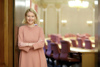 LH-Stv.in Mag.a Christine Haberlander steht am Eingang zum Linzer Landtagssitzungssaal; hinter ihr sind mehrere – im Halbkreis angebrachte - Tische und die dazugehörenden Stühle zu sehen