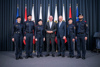 Landeshauptmann Thomas Stelzer und Innenminister Gerhard Karner mit Polizistinnen und Polizisten