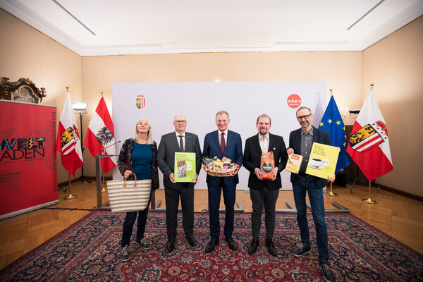 Roswitha Lobe, ARGE Weltläden, Kommerzialrat Wolfgang Benischko, Wirtschaftskammer OÖ, Landeshauptmann Mag. Thomas Stelzer, Thomas Banasik, Welthaus der Diözese Linz und Mag. Norbert Rainer, Klimabündnis OÖ.