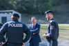 Landeshauptmann Thomas Stelzer und Andreas Pilsl, in Uniform, in Gespräch mit einem Polizeibeamten