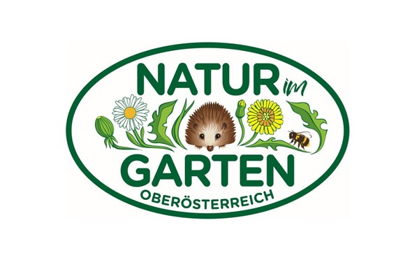 Logo „Natur im Garten OÖ“: Ovales Logo mit dem Text „Natur im Garten Oberösterreich“ mit Igel in grüner Wiese und Löwenzahn.