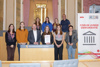 Gruppenfoto der Schülerinnen der Berufsschule Linz 7 mit dem Präsidenten des Landtags Max Hiegelsberger und der Landtagsabgeordneten Ines Vukajlović im Plenarsaal des Linzer Landhauses